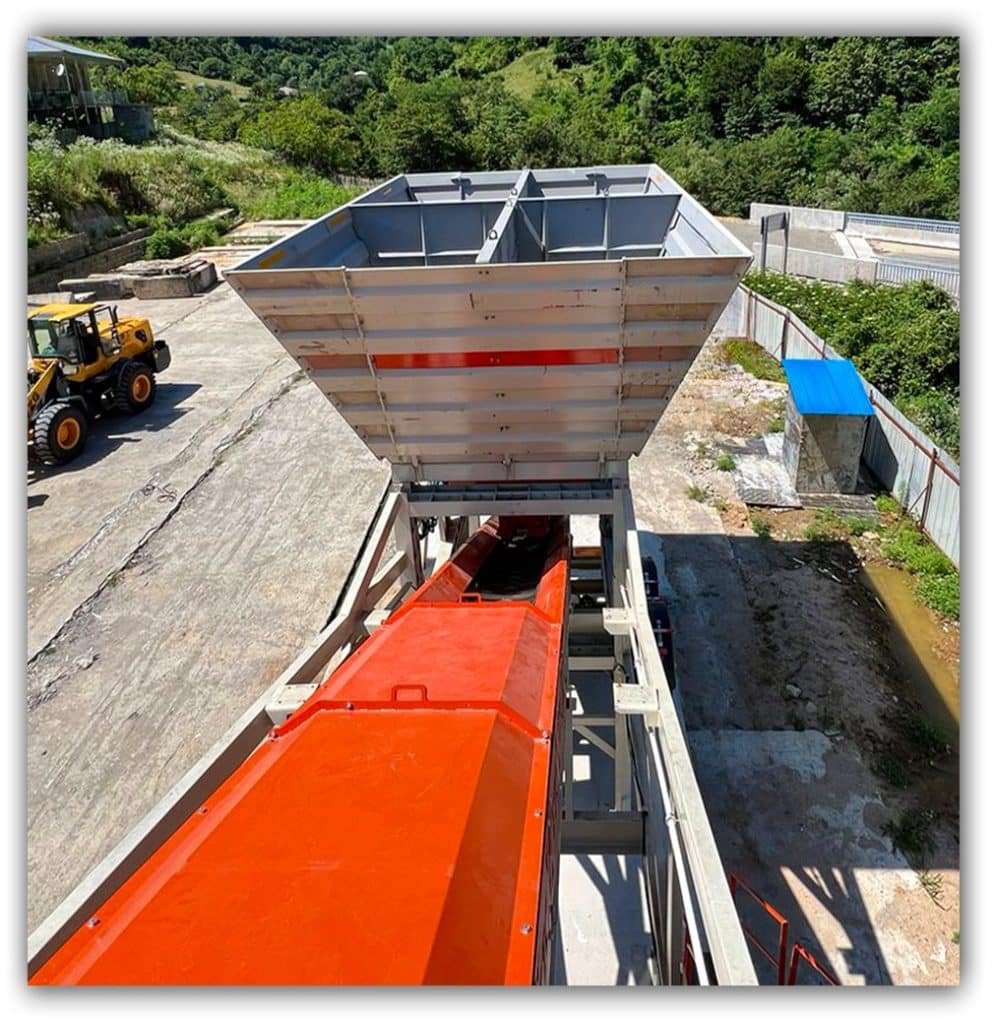 Aggregate bins and conveyor belt
